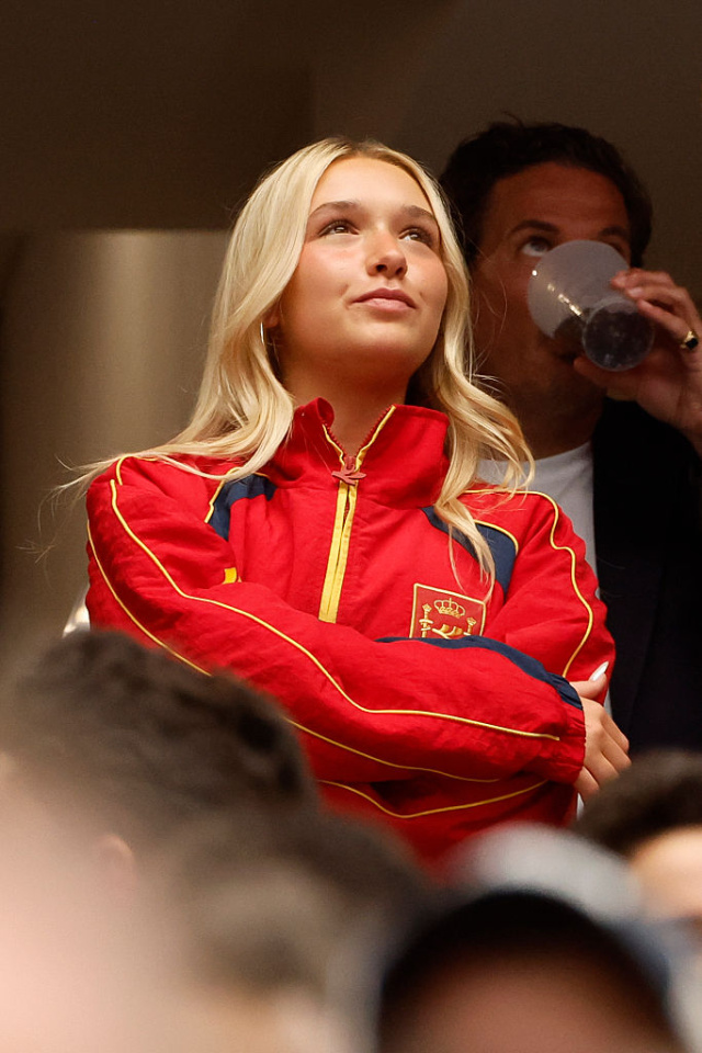 Harper Beckham assistindo ao duelo entre Espanha e França