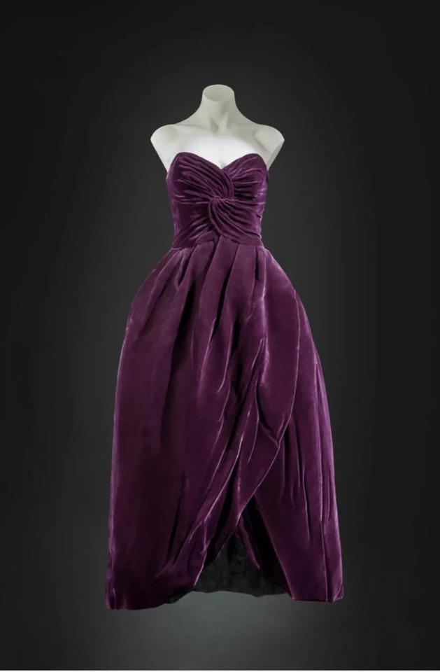 Vestido roxo icónico de Lady Di leiloado por £ 500.000.
