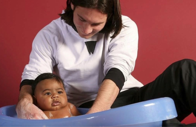 Lionel Messi com Lamine Yamal bebé em dezembro de 2007. Foto: Joan Monfort/Diari SPORT/UNICEF