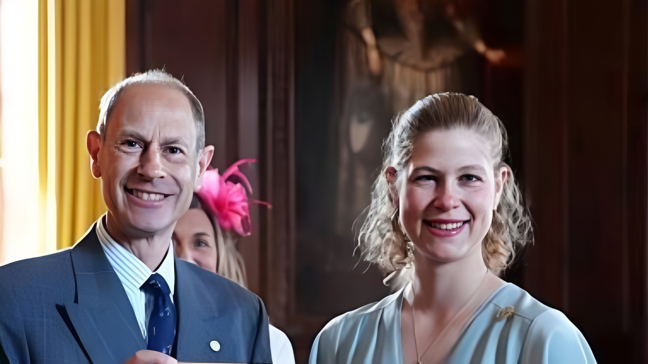 Lady Louise Windsor ao lado do pai, o Príncipe Edward. Foto: WPA Lady Louise Windsor ao lado do pai, o Príncipe Edward. Foto: WPA Pool/Getty ImagesPool/Getty Images