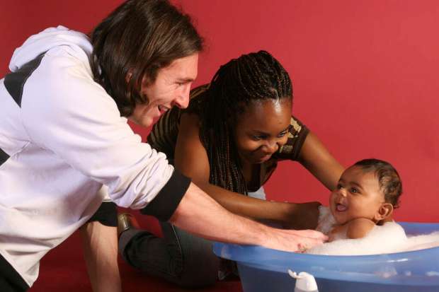 Lionel Messi, Sheila Ebana e Lamine Yamal bebé em dezembro de 2007. Foto: Joan Monfort/Diari SPORT/UNICEF
