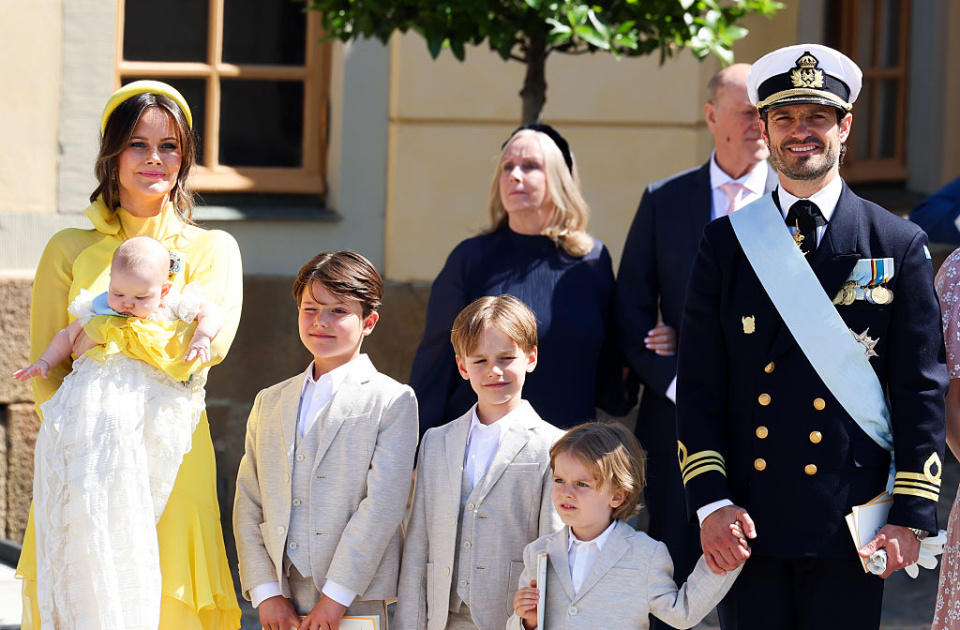 A Princesa Sofia da Suécia, a Princesa Ines da Suécia, o Príncipe Alexander da Suécia, o Príncipe Gabriel da Suécia, o Príncipe Julian da Suécia e o Príncipe Carl Philip da Suécia posam após a chegada ao batizado da Princesa Ines da Suécia, na Capela do Palácio de Drottningholm, em 2025