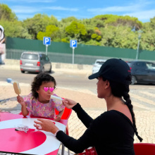 Georgina Rodríguez em passeio com a filha Bella Esmeralda em Cascais - Foto: Instagram