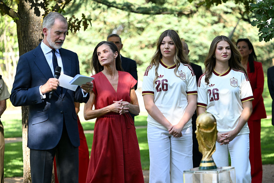 Rei Felipe VI da Espanha conversa com a equipa espanhola ao lado da Rainha Letizia, Princesa Leonor e Infanta Sofia