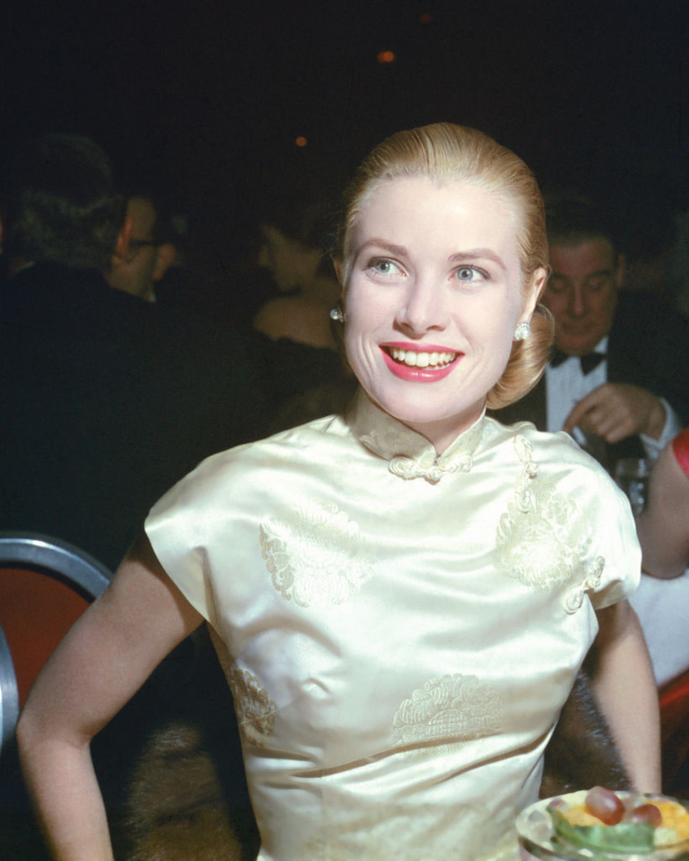 Atriz americana Grace Kelly (1929 - 1982) no Golden Globe Awards em 1956.