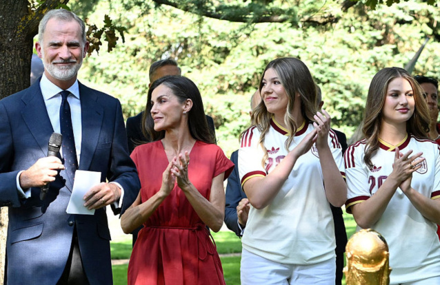 Família real da Espanha recebe os atletas da seleção espanhola na Casa Real.