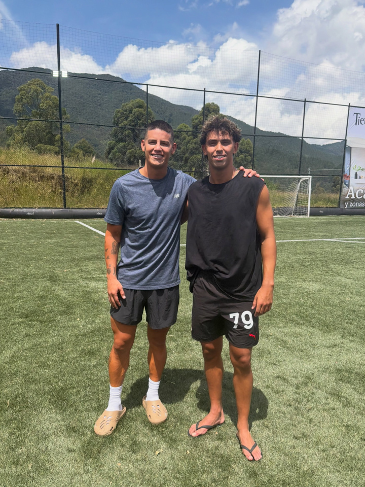 João Félix surge ao lado do médio colombiano James Rodríguez em suas redes sociais.