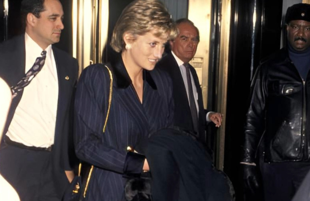 ​A Princesa Diana à saída do icónico hotel The Carlyle, em Nova Iorque. Foto: Ron Galella / Getty Images