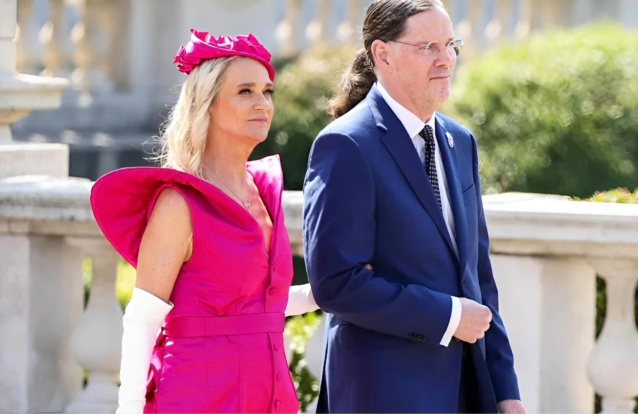 A princesa Delphine ao lado do marido, James O'Hare, durante as celebrações do Dia Nacional da Bélgica. Foto: Andreas Rentz / Getty Images