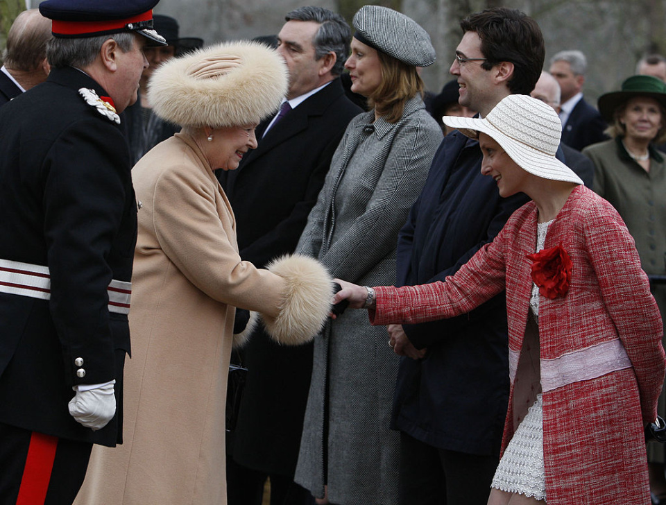 Marie France van Heel, mulher de Andy Burnham, com a Rainha Isabel II em 2009 - Foto: Getty Images