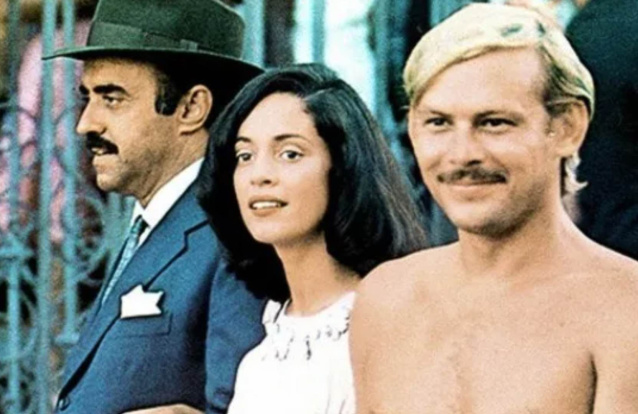 Mauro Mendonça, Sônia Braga e José Wilker em 'Dona Flor e seus Dois Maridos' (1976) - Foto: Reprodução