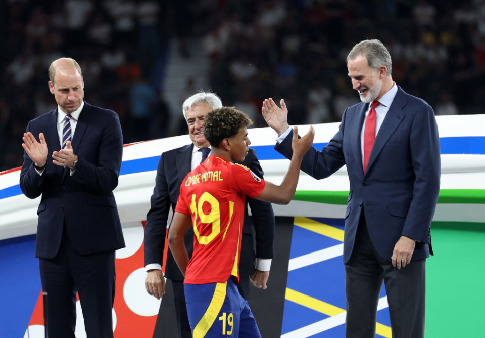 Rei Felipe VI e Lamine Yamal na Eurocopa em Berlim em 2024 - Foto: Getty Images