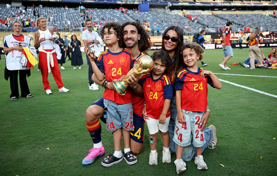 Marc Cucurella e família na final do Mundial 2026 - Foto: Getty Images