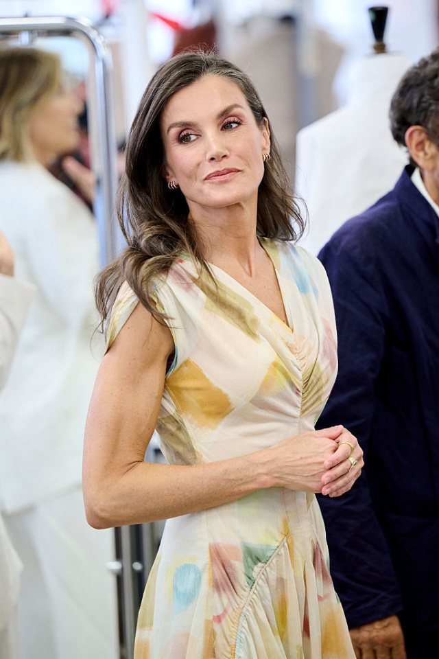 A Rainha Letizia da Espanha surge deslumbrante em peça quiet luxury para a celebração do aniversário da grife espanhola Adolfo Domínguez. - Imagem: Carlos Alvarez/Getty Images
