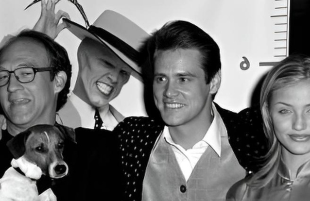 ​Chuck Russell, Jim Carrey e Cameron Diaz na estreia de 'A Máscara'. Foto: Getty Images / WWD